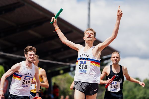 Lukas Abele (SSC Hanau-Rodenbach) wirft sich vor Marc Tortell (Athletics Team Karben) ins Ziel am 29.05.2022 waehrend der Deutschen Meisterschaften Langstaffel im Otto-Schott-Sportzentrum in Mainz